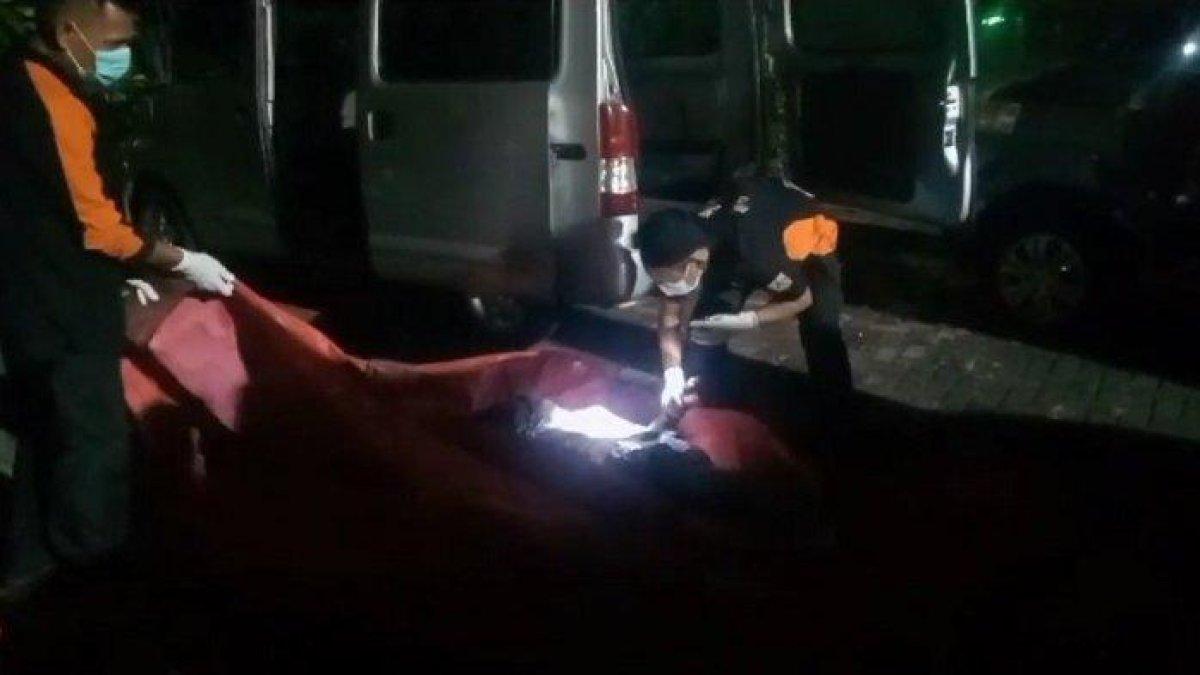 Sekuriti Ancol bertindak sadis, menganiaya terduga copet hingga tewas. Tampak, jasad Hasanuddin, korban penganiayaan oleh oknum sekuriti Ancol sedang dievakuasi, Sabtu (29/7/2023).