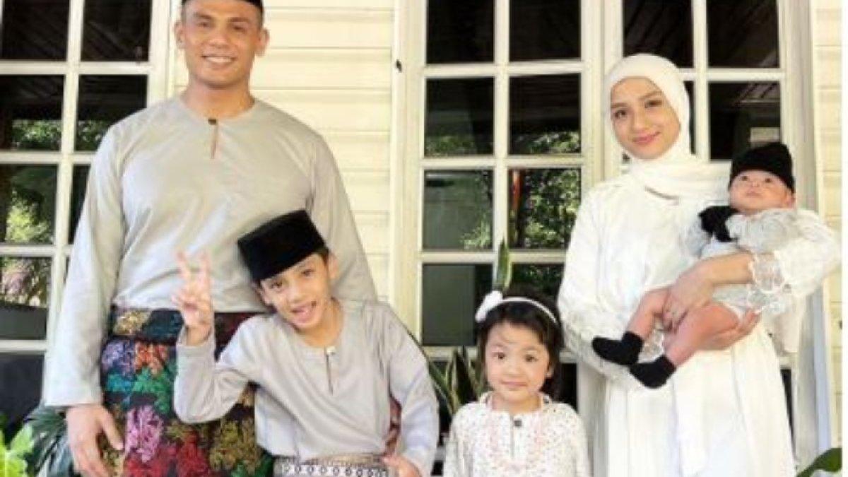 Selama ini, Aryan diketahui salat memakai kain sarung ayahnya.