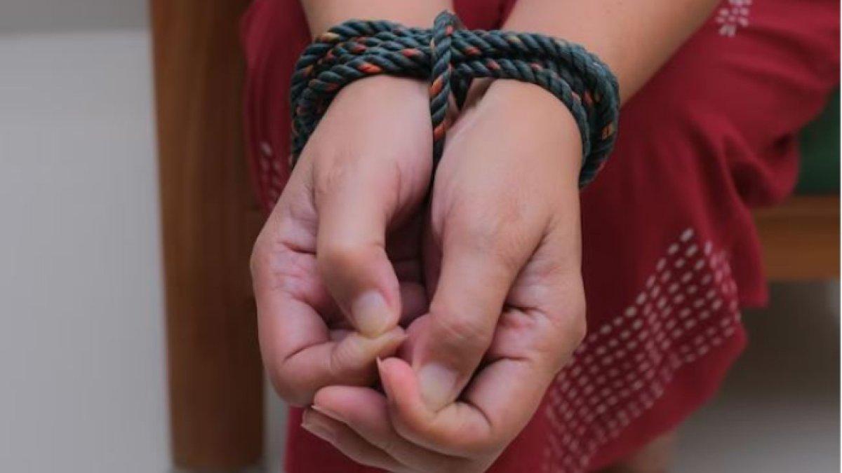 Selama sebulan, korban tidak diperbolehkan keluar kamar, terpaksa BAB di ember.