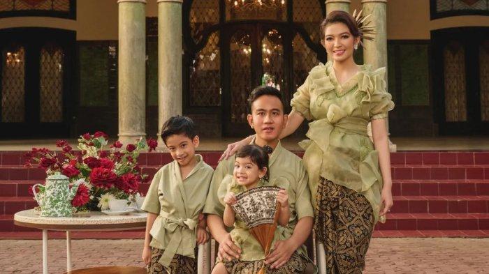 Selvi Ananda bersama suami dan anaknya.