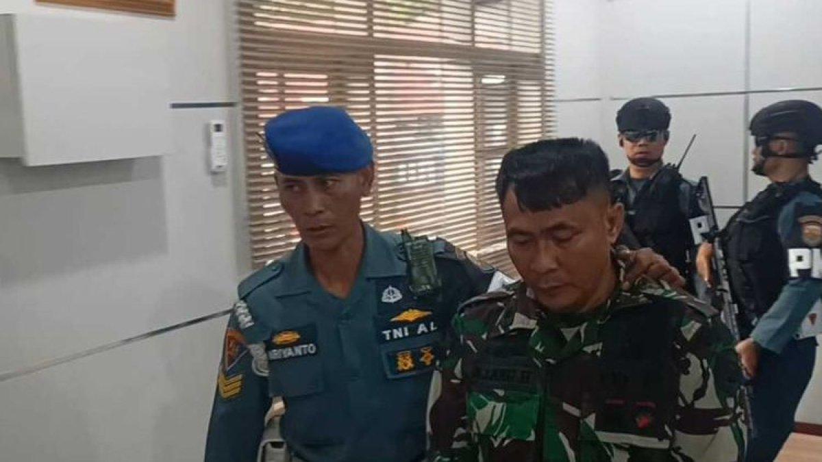 Seorang anggota TNI AL