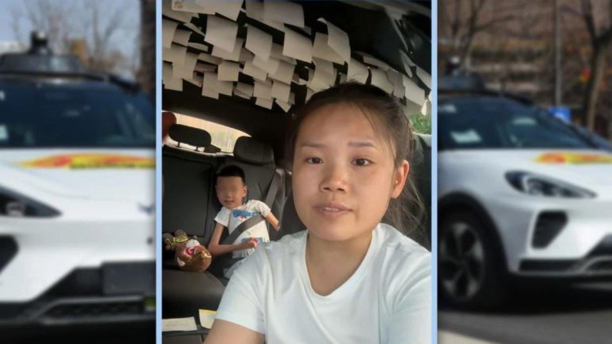 Kisah seorang pengemudi taksi di China bekerja sambil membawa anaknya yang penyandang disabilitas.