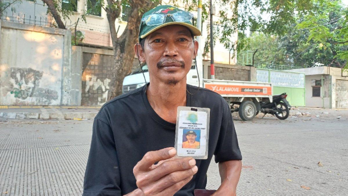 Seorang petugas PPSU di Kelapa Gading dipaksa ngutang oleh atasannya.