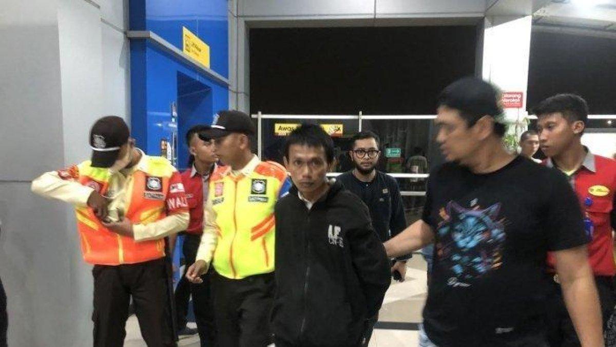 Seorang pria berinisial IK (30) terpergok diduga melakukan pelecehan seksual di dalam kereta Commuter Line, Jumat (14/7/2023) malam.