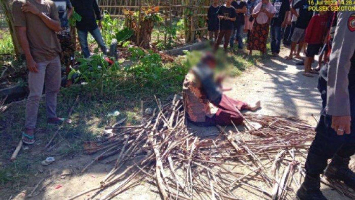 Seorang pria berinisial SS (duduk) diamuk massa, Minggu (16/7/2023)