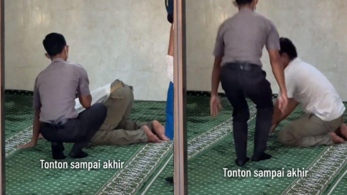 seorang pria sedang sujud di sebuah mushola