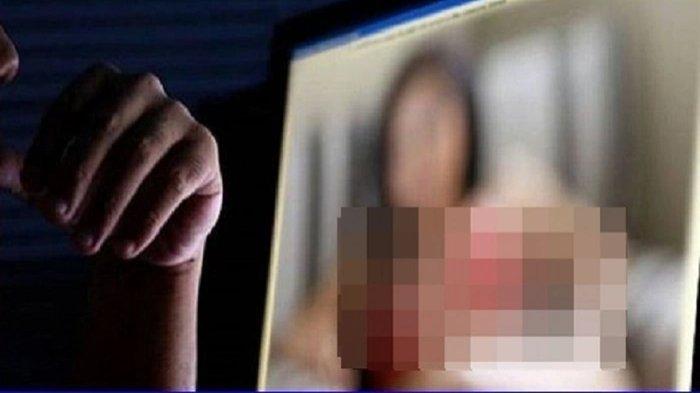 Seorang wanita syok foto syurnya diam-diam disebar saat melihat komputer sang kekasih.