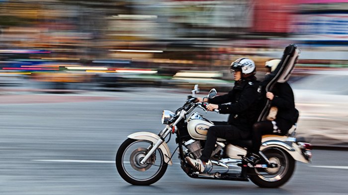 Boncengan dengan motor