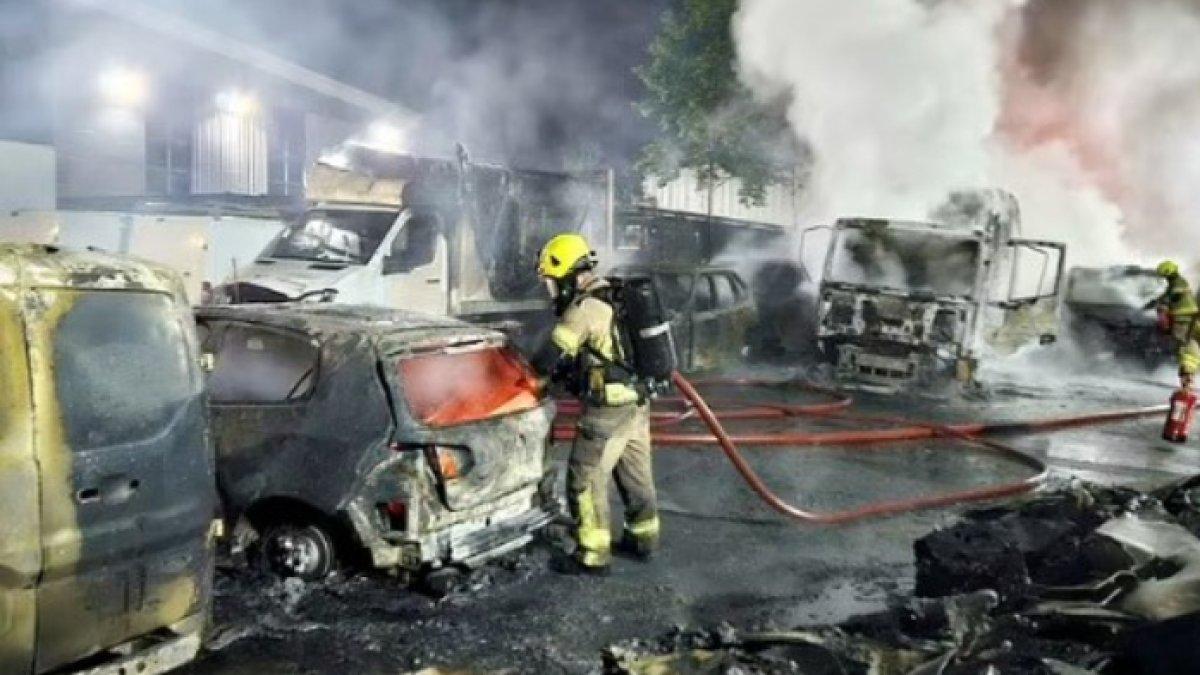 Sepuluh mobil pemadam kebakaran diperlukan untuk memadamkan api