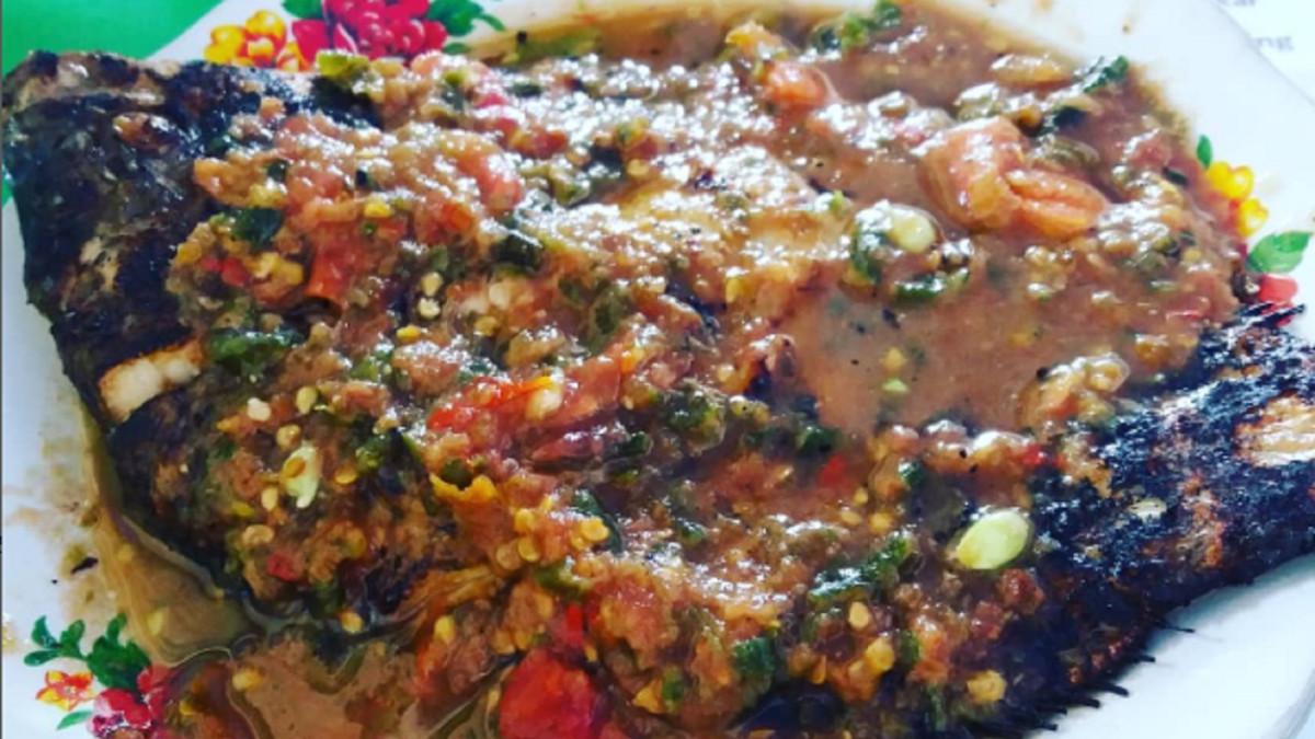 Inilah cara mudah membuat Seruit khas Bandar Lampung, Lampung, kuncinya sambal terasi harus segar, diulek dengan halus dan dicampur ikan asap bakar