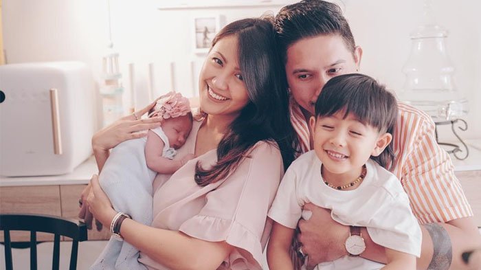 Sharena Delon melahirkan anak kedua di bidan