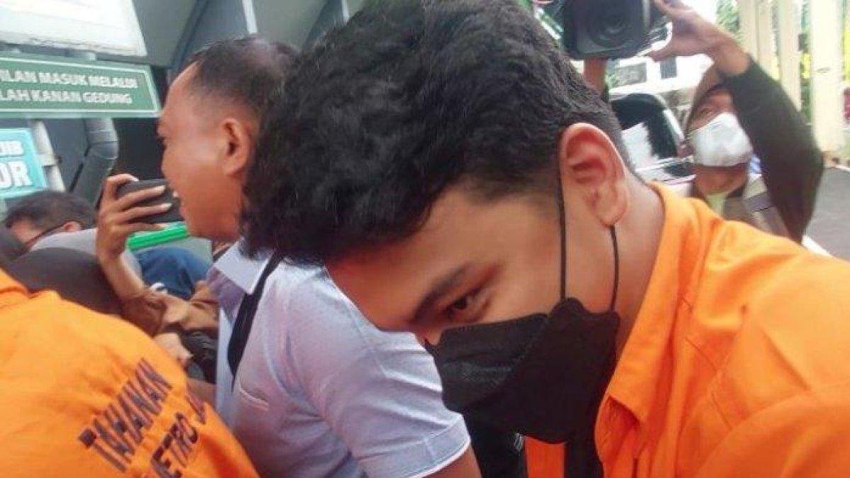 Shane Lukas menangid di depan majelis hakim