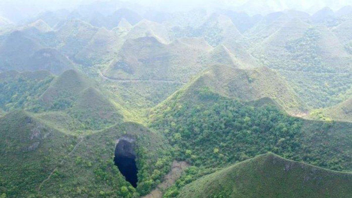 Sinkhole atau lubang raksasa di Guangxi Zhuang China.