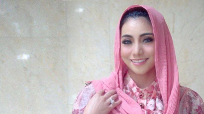 Siti Rahmawati atau dikenal sebagai Siti KDI maju sebagai calon Wakil Bupati Polewali Mandar. 