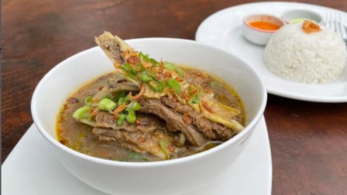 Inilah cara mudah membuat Sop Konro khas Makassar, Sulawesi Selatan, kuncinya iga yang direbus lama hingga empuk dan kuah rempah yang kaya rasa