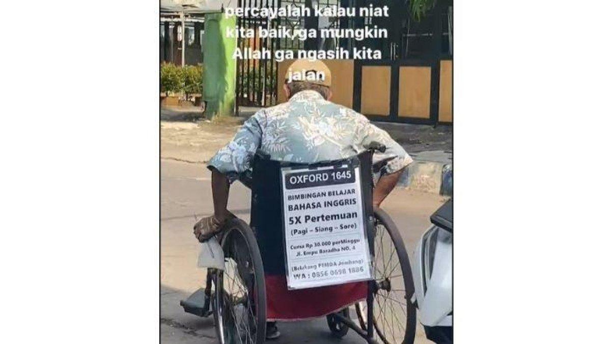 Sosok bapak tutor bahasa Inggris berkeliling dengan kursi roda di Jombang.