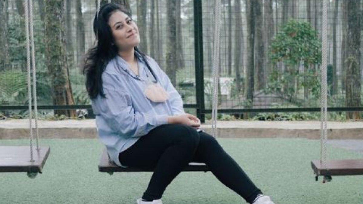 Sosok Gadis selalu berhasil mencuri perhatian karena senyumnya yang manis.
