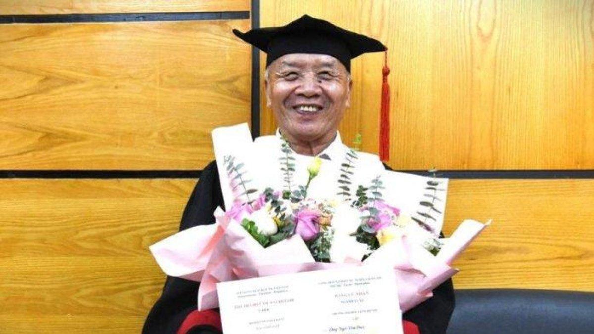 Sosok Ngo Ton Duc, wisudawan berusia 78 tahun