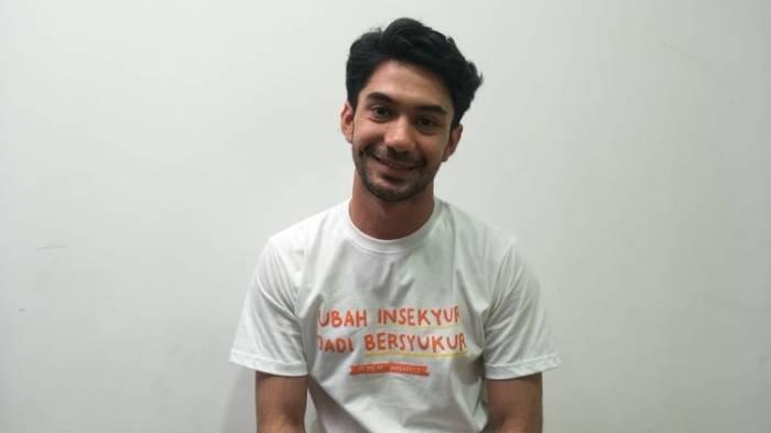 Reza Rahadian menjadi satu-satunya anggota keluarga yang memeluk agama Islam.