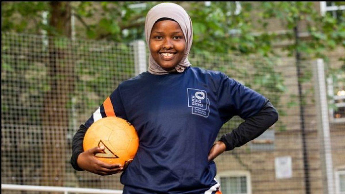 Sosok wasit wanita muslim berhijab dari Inggris Jawahir Roble.