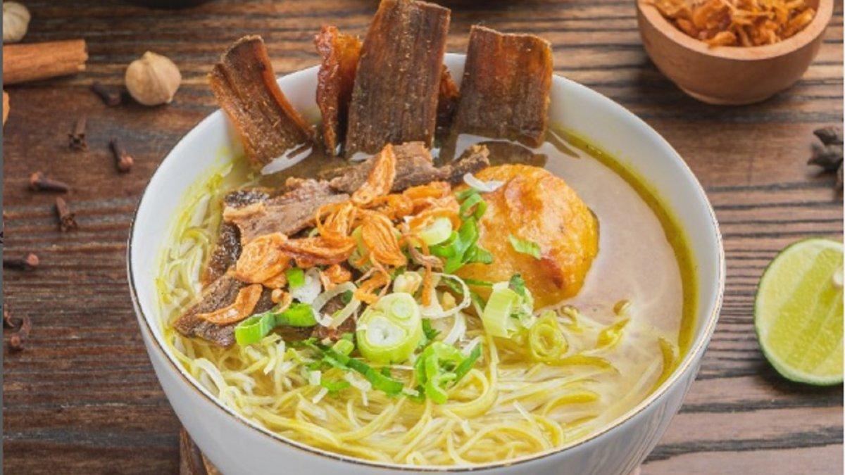 Inilah cara mudah membuat Soto Padang, makanan khas Sumatera Barat, kuncinya tumis semua bahan sampai halus, sajikan dengan daging goreng