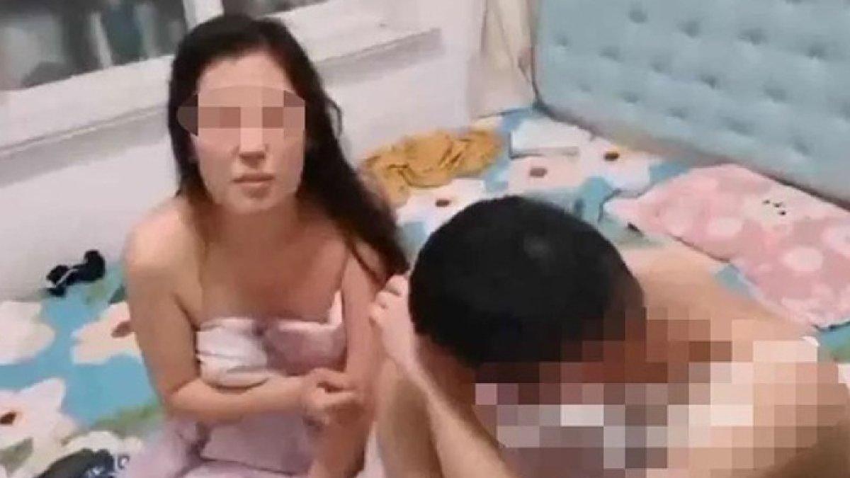 Suami pergoki istrinya berselingkuh di ranjang.