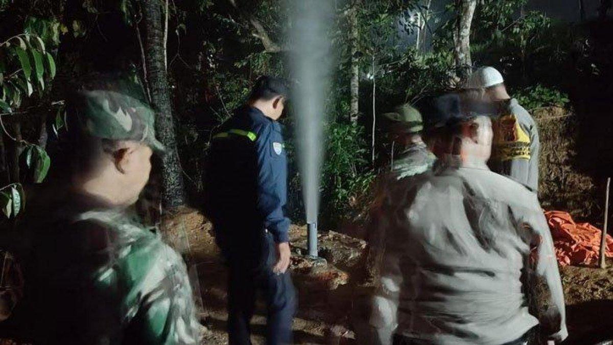 suara gemuruh air di tengah perkebunan milik Junaidi