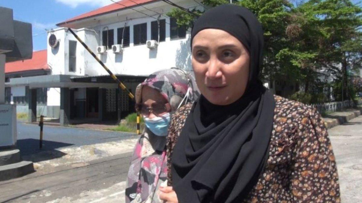 Suarnati Dg Kanang (Pakai Kacamata) didampingi kerabatnya saat diperiksa Bea Cukai, Senin (10/7/2023).
