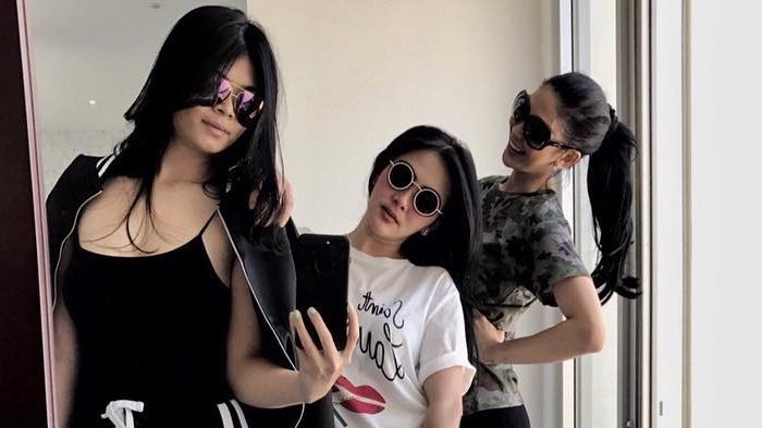 Syahrini bersama kedua orang temannya.