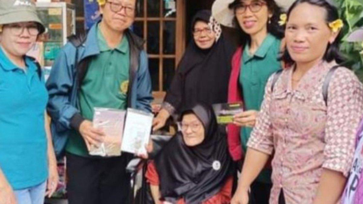 Syamsu Anita Fitrianingsih (tengah), penyandang Tuna Daksa dan Cerebral Palsy asal Jalan Karya Timur, Kelurahan Purwantoro, Kota Malang, Jawa Timur telah menghasilkan karya 15 judul buku.