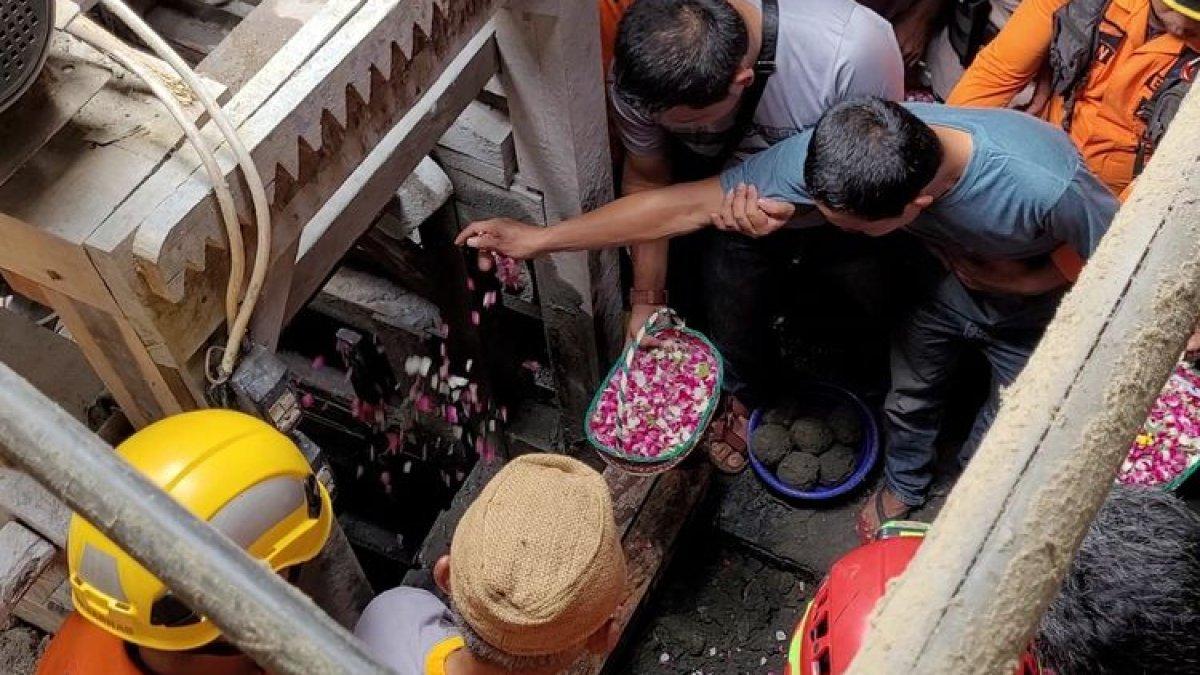 Tabur bungan di lubang galian tambang emas di Banyumas