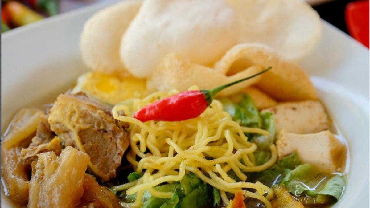Inilah cara mudah membuat Tahu Campur, makanan Khas Lamongan, Jawa Timur, kuncinya harus dituang kuah panas, bumbu halus ditumis sampai harum