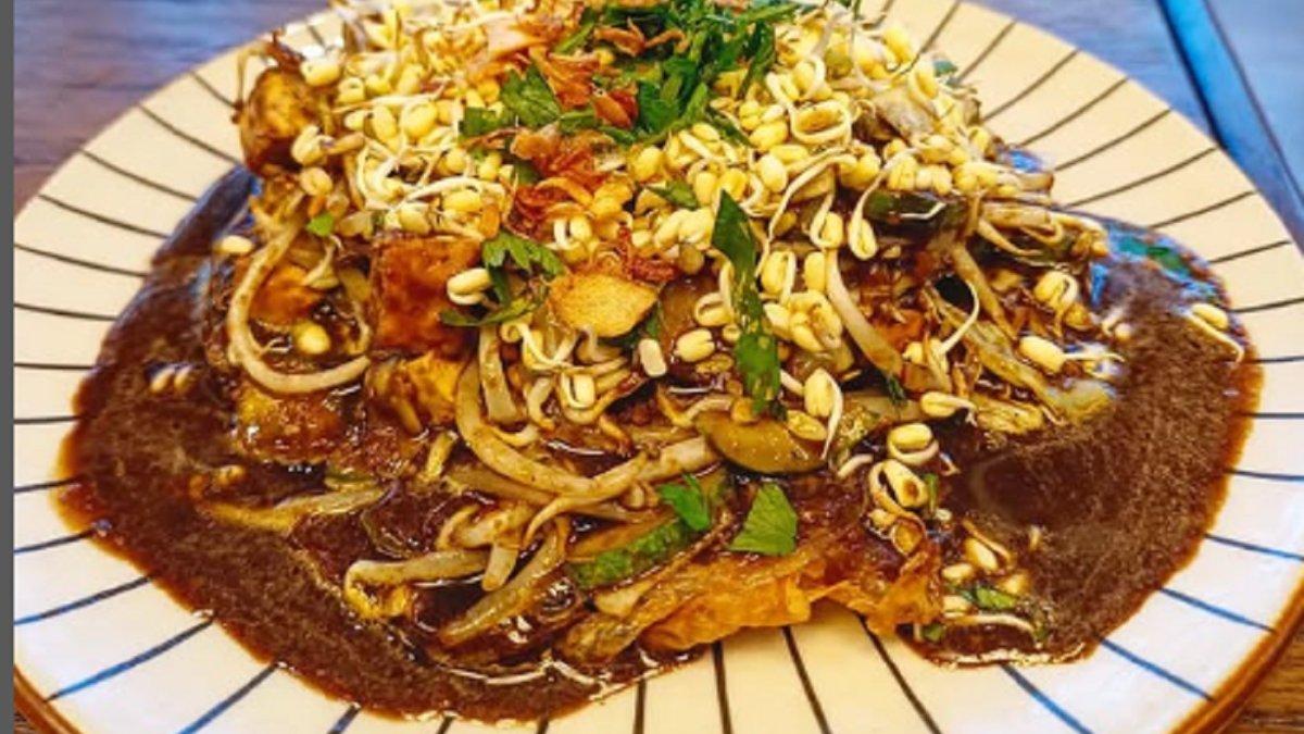 Inlah cara mudah membuat Tahu Tek, makanan khas Surabaya, Jawa Timur, kuncinya goreng diatas api besar, makan dengan kerupuk kanji dan mentimun 