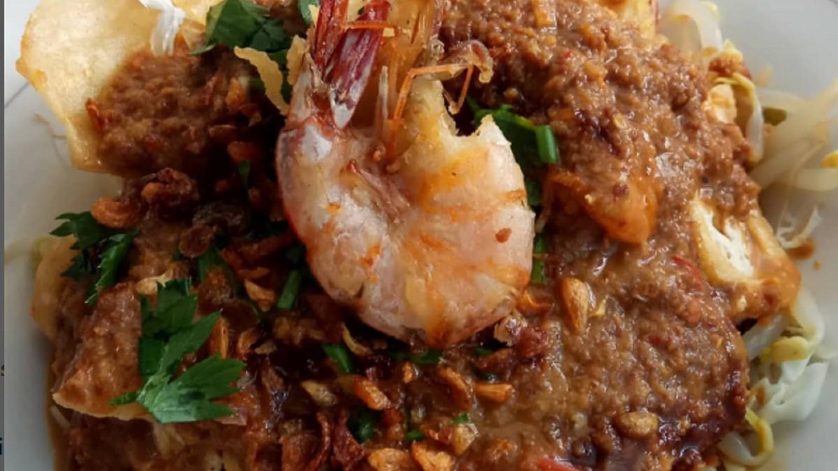 Inilah cara mudah membuat Tahu Gimbal khas Semarang, Jawa Tengah, kuncinya goreng gimbal sampai renyah, biar teksturnya makin nikmat saat disantap