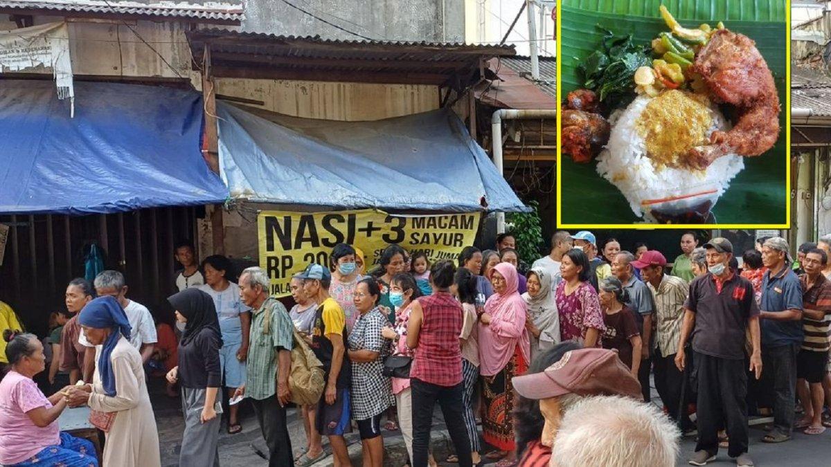 Sejumlah warga tengah mengantre untuk membeli nasi seharga Rp 2.000 di Jalan Pasar Baru Selatan, Pasar Baru, Sawah Besar, Jakarta Pusat, Senin (25/3/2024).
