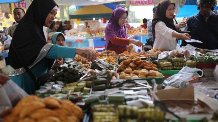 Warga membeli menu berbuka puasa di kawasan Bendungan Hillir / Benhil Jakarta. (KOMPAS.com / GARRY ANDREW LOTULUNG)