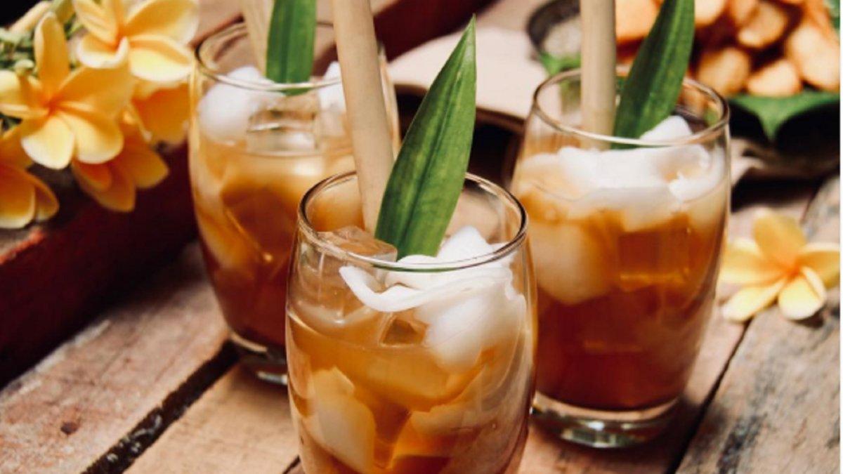 Inilah cara mudah membuat Es Tambring, minuman segar khas Bali, kuncinya gunakan kelapa muda yang segar, tambahkan gula merah asli untuk rasa manis