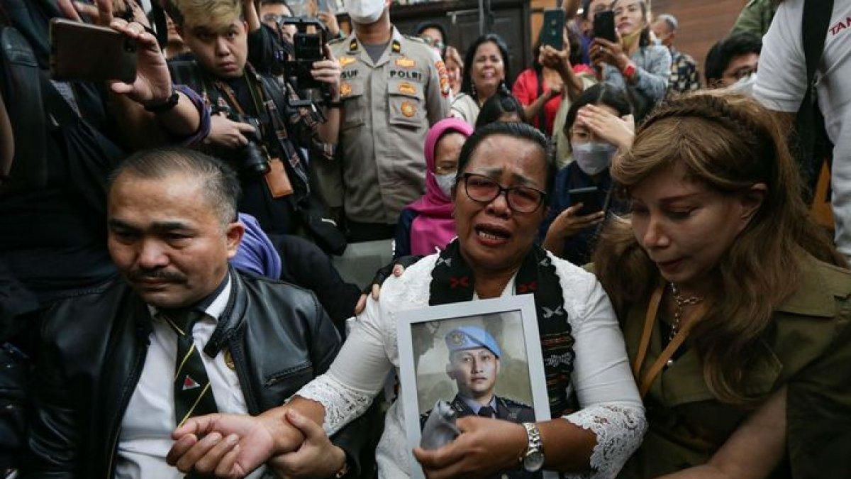 Tangis pecah ibunda Yosua, Rosti Simanjuntak mendengarkan Ferdy Sambo divonis hukuman mati.
