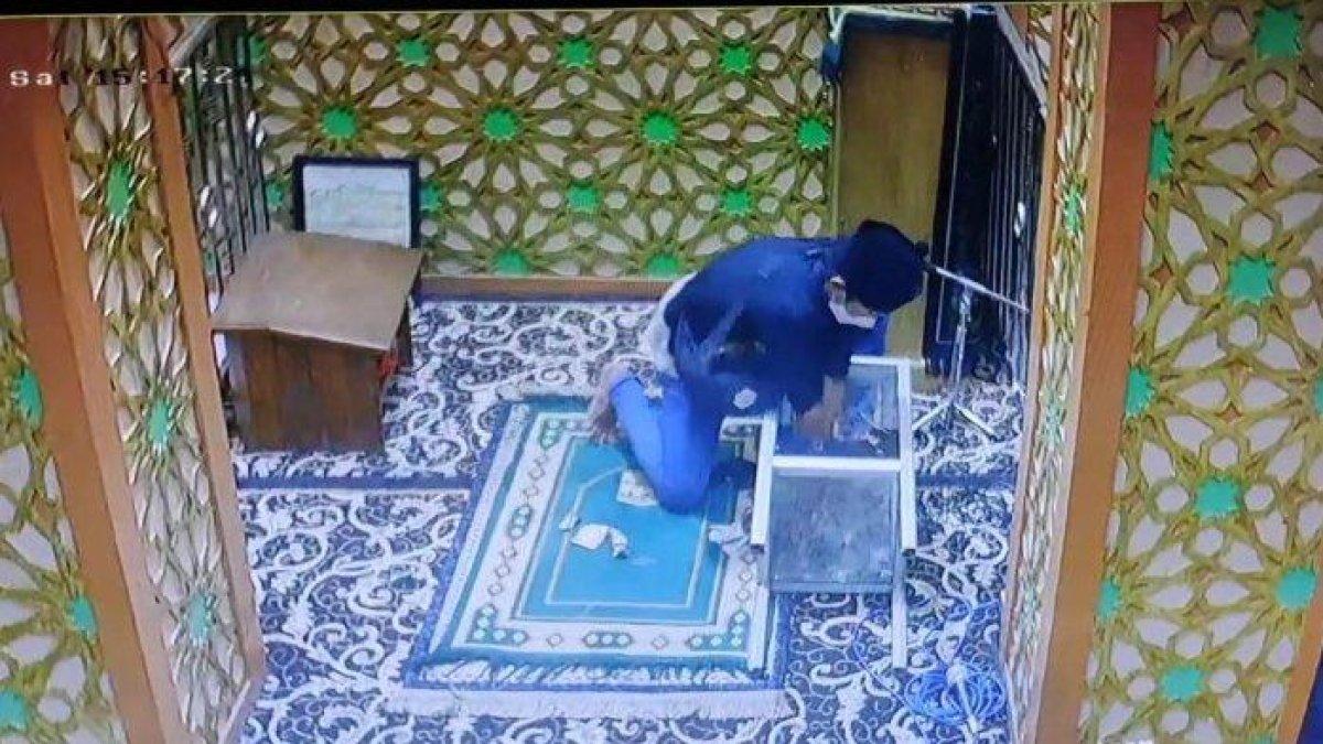 Tangkapan layar rekaman CCTV menyorot aksi maling kotak amal di Musala At-Taqwa