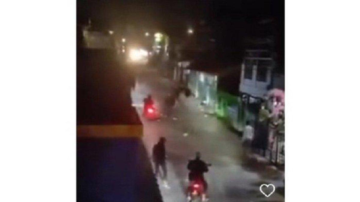 Tangkapan layar video viral gerombolan orang tak dikenal melakukan penyerangan di wilayah Ciampea, Kabupaten Bogor pada Minggu (2/7/2023).