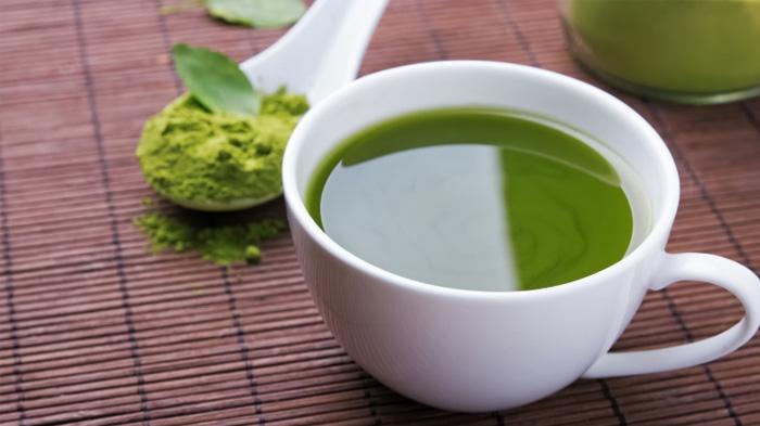 Minum teh hijau saat flu dan batuk dapat membantu tubuh terhidrasi dan membantu meredakan sakit.