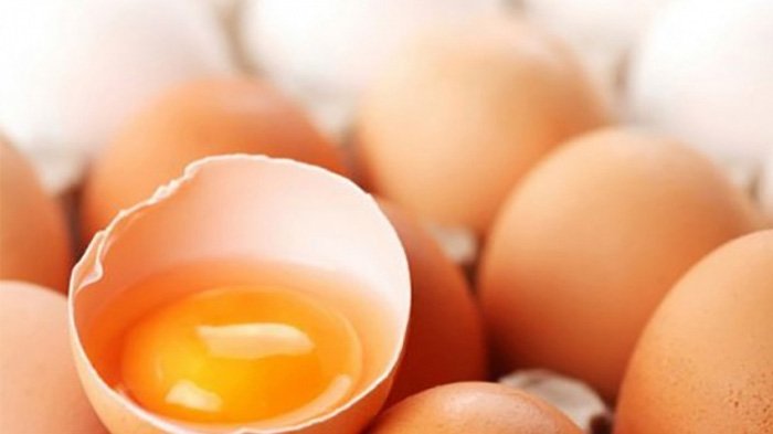 Telur adalah makanan yang mengandung banyak nutrisi penting, seperti vitamin D, B6, dan E.