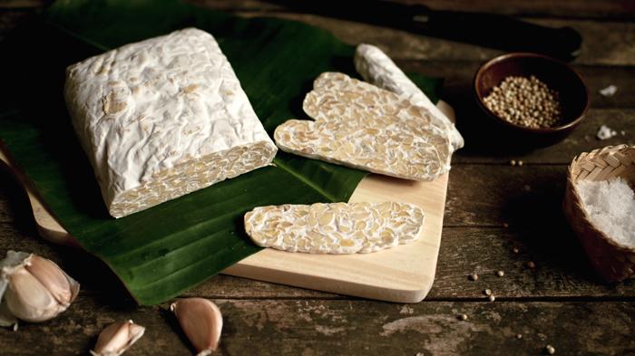 Tempe memiliki khasiat yang dapat meningkatkan fungsi pencernaan dalam menyerap nutrisi.