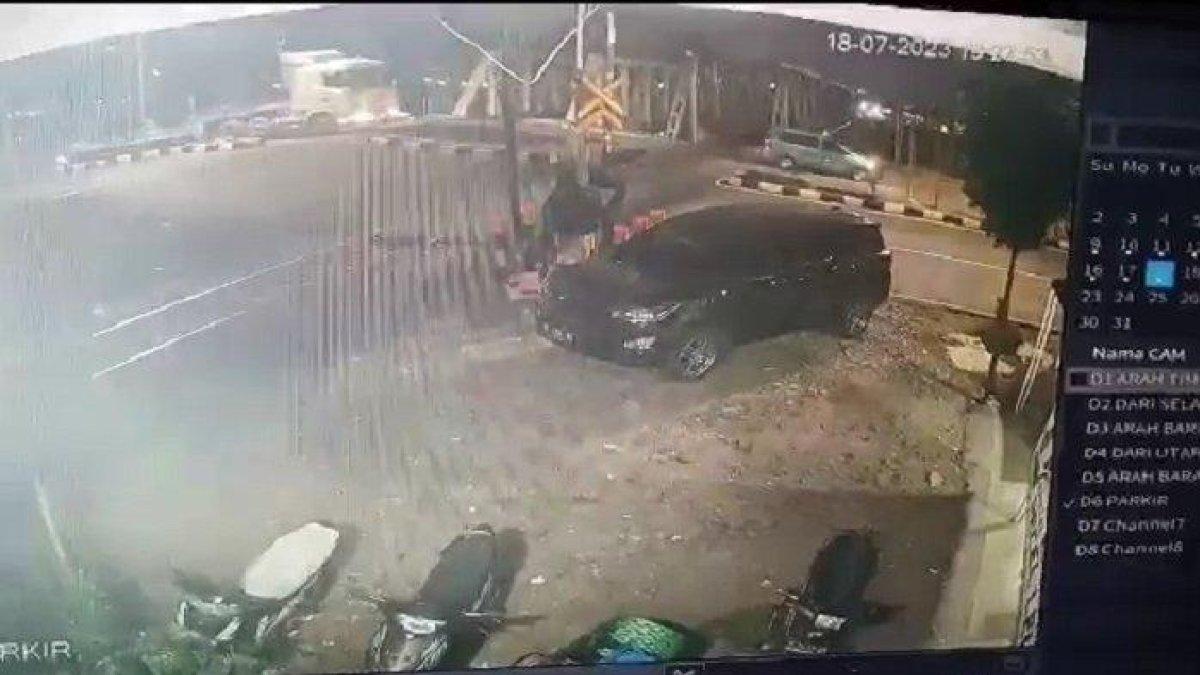 Terekam CCTV awal detik-detik truk trailer mogok di perlintasan kereta Jalan Madukoro Raya Krobokan Semarang, Selasa (18/7//2023).