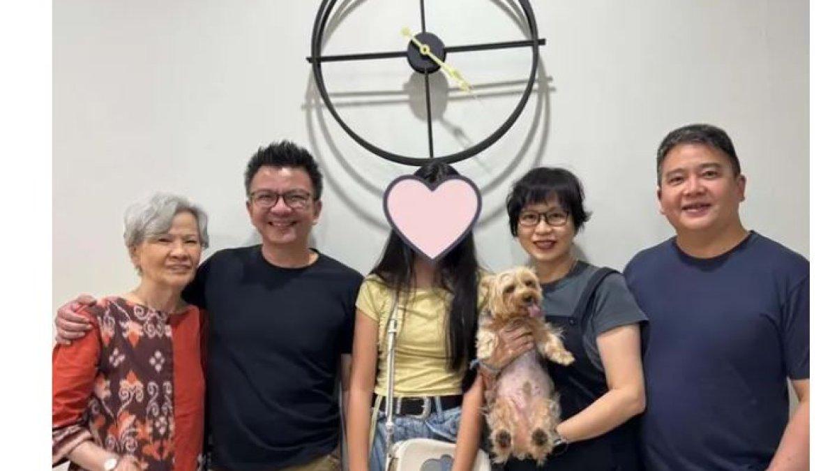 DENADA DAN AISHA PULANG KE INDONESIA - Dalam beberapa foto lainnya, terlihat Aisha bersama keluarga besar dari pihak ayahnya. 