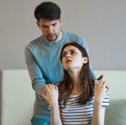 pasangan yang sudah mulai tidak perduli lagi dengan keberadaan kita