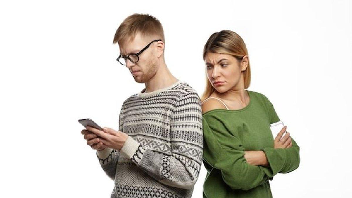 tidak menghormati mu padahal kamu di sampingnya 