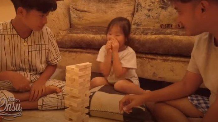 Thalia mulai takut melanjutkan permainan Jenga