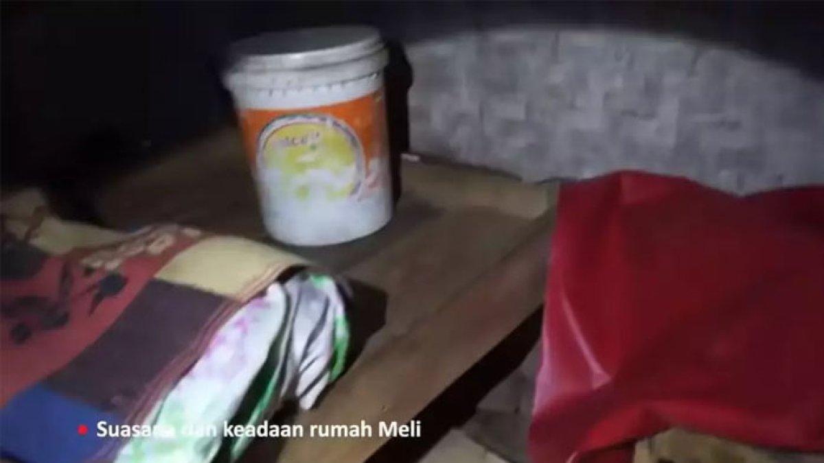 Tidur beralas tikar.