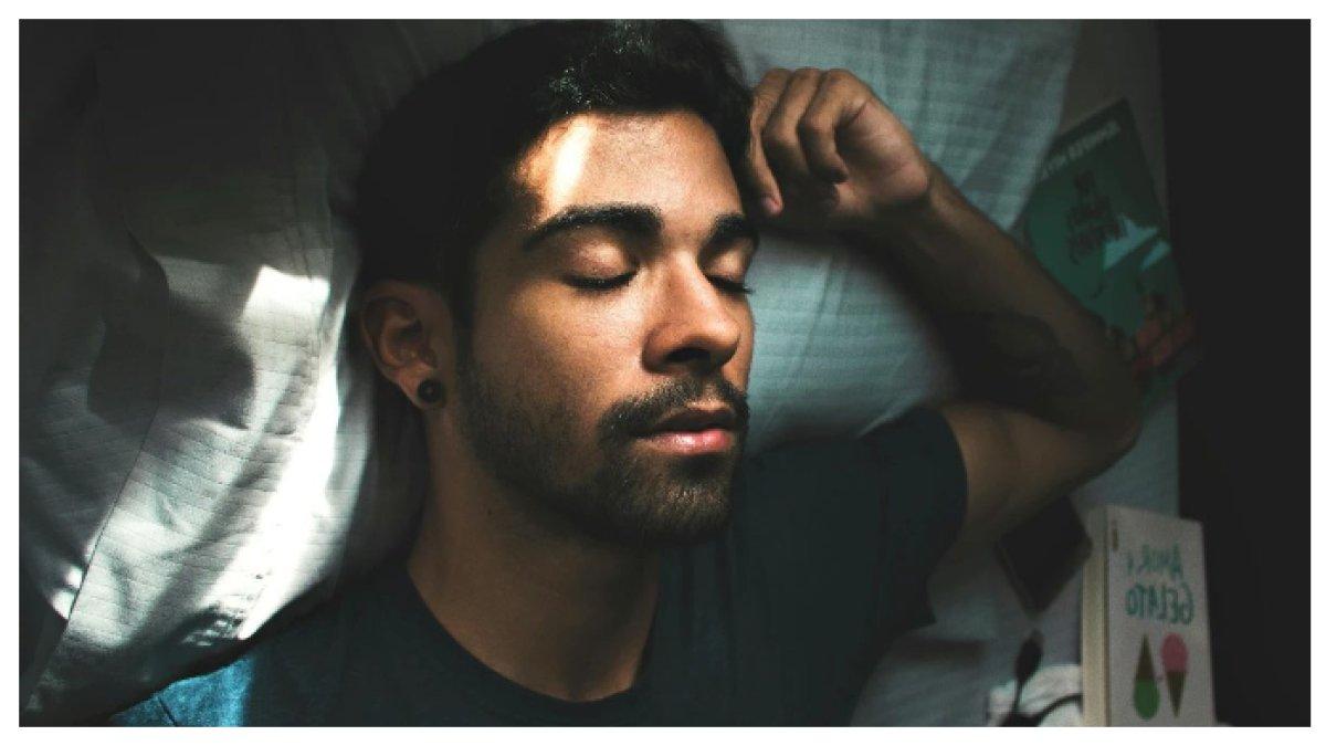 TIDUR POSIS KIRI - Tidur bukan sekadar istirahat Rahasia sehat tanpa obat ini terletak pada posisi tidur yang tepat Coba tidur di sisi ini, badan lebih fit dan bugar.